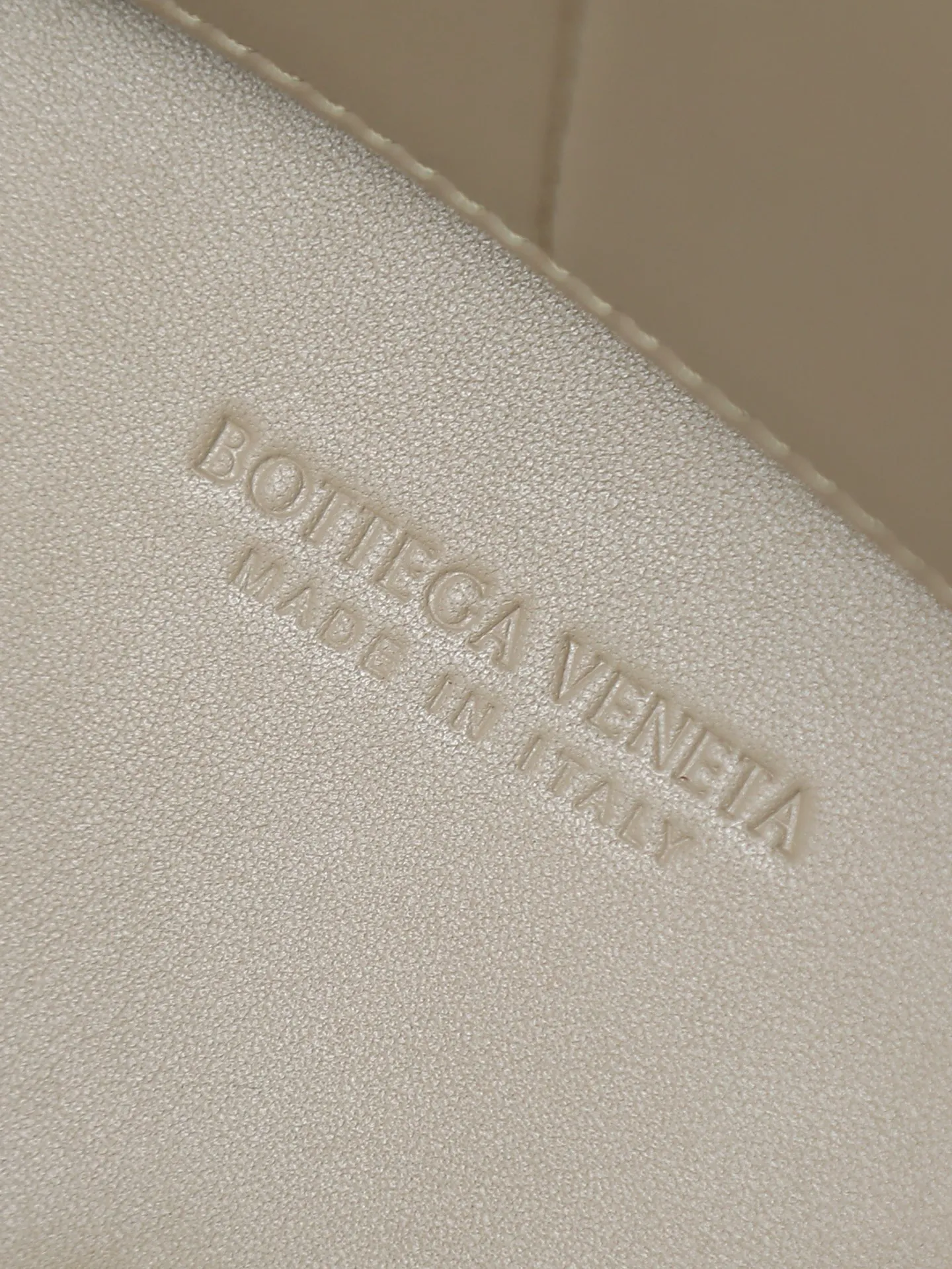 1550. Andiamo is shipping‼ ️Really popular🔥The new Andiamo woven handbag launched by Bottega Veneta this season is really popular all over the world! ! Celebrities at home and abroad have worn it, and Oscar-winning actress Michelle Yeoh has taken it out on the street. Song Jia, Trai Yala, Yu Feihong, Sanji Ayaka, Rosie Hunting-Whiteley, Yoshioka Riho, etc. have all worn this bag. It is classic and versatile and shows off your temperament, and the bag capacity is also large, which is very convenient for daily commuting! ! A variety of carrying methods, the shoulder straps can be adjusted by yourself, the original lambskin feels soft and delicate, and the unisex style breaks gender boundaries and brings a more practical and longer-lasting use experience. Andiamo, which has both elegant and casual styles, perfectly interprets the true appearance of "fashionable old money style". Style number: 766016 Size: 32*24*12